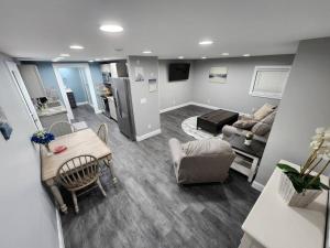 una sala de estar con una mesa y un sofá en Paradise on Lake Harris Apt #102, en Leesburg