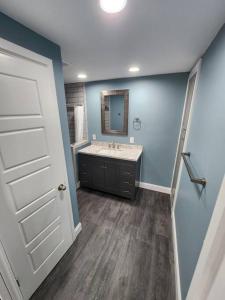 un baño con lavabo y espejo en Paradise on Lake Harris Apt #102, en Leesburg 19 fotos más