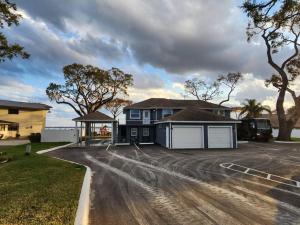 una casa con una entrada delante de ella en Paradise on Lake Harris Apt #102, en Leesburg