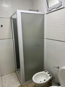 a bathroom with a shower and a toilet and a sink at Monoambiente Plaza Belgrano in San Miguel de Tucumán