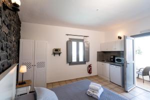 a living room with a kitchen and a table at Aspa Villas in Oia