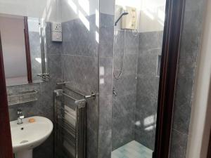 La salle de bains est pourvue d'une douche et d'un lavabo. dans l'établissement Peaceful Nest in Mont Choisy, à Grand Baie