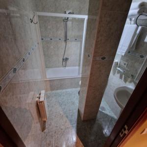 łazienka z prysznicem i umywalką w obiekcie Hostal O Galeón San Luis w mieście Moaña