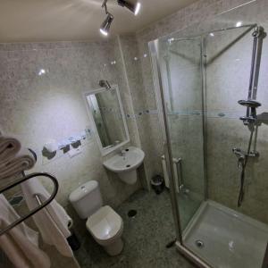 łazienka z prysznicem, toaletą i umywalką w obiekcie Hostal O Galeón San Luis w mieście Moaña +29 zdjęć