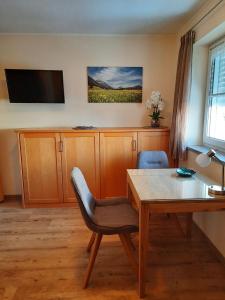 TV a/nebo společenská místnost v ubytování Alpenflair Ferienwohnungen Whg 301