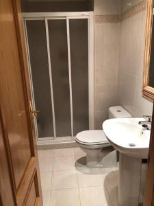 een badkamer met een toilet en een wastafel bij Logroño: Piso con Garaje y Piscina. in Logroño