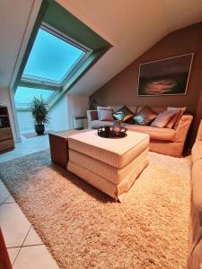 sala de estar con sofá y mesa en Skyview Suite, en Oostduinkerke