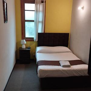 a bedroom with two beds and a window at El MONARCA AREQUIPA in Arequipa