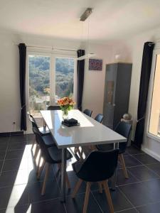 una sala da pranzo con tavolo e sedie bianchi di Villa Bonheur - Provence - Côte d'Azur a Cabasse