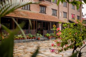 un edificio in mattoni con piante in vaso di fronte ad esso di Hotel Bhadgaon a Bhaktapur