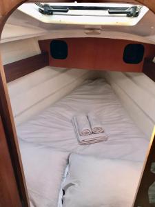 uma pequena cama no meio de um barco em Voilier Loc Han em Deauville
