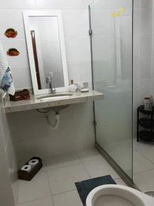 Ванная комната в Apartamento em Guarapari +7 фотографий