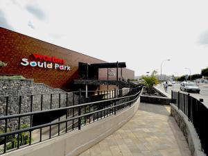 un edificio con un letrero que lee el parque de sonido vortex en apartment arrecife beyond, en Arrecife