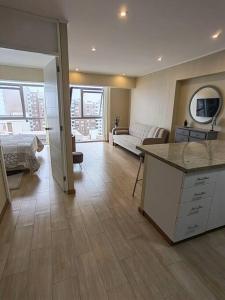een grote kamer met een keuken en een woonkamer bij Ocean Apartments in Lima