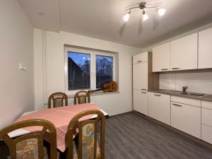 uma cozinha com mesa e cadeiras num quarto em Mici's Apartments em Visoko