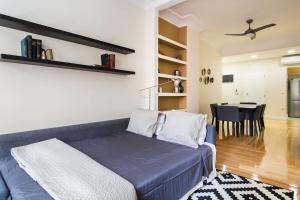 Uma área de estar em Athena's Nest- *best Location* A/C +HEAT!