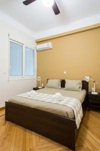 Uma cama ou camas num quarto em Athena's Nest- *best Location* A/C +HEAT!