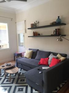 Uma área de estar em Athena's Nest- *best Location* A/C +HEAT!