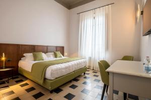 A bed or beds in a room at Hotel Villa Maya