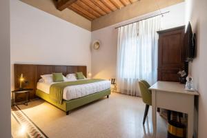 A bed or beds in a room at Hotel Villa Maya Még 32 kép
