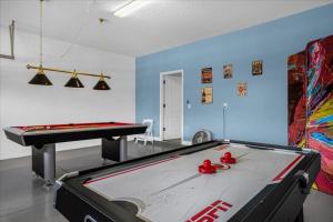 - une table de ping-pong dans une pièce avec un billard dans l'établissement 5 Bedrooms - 4,5 Bathrooms - Champions Gate 1404 Mv, à Orlando