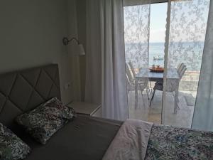1 dormitorio con cama y vistas a una mesa en Apartment BELLA VISTA, en Los Narejos