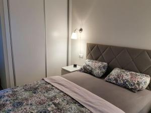 1 dormitorio con 1 cama con 2 almohadas en Apartment BELLA VISTA, en Los Narejos