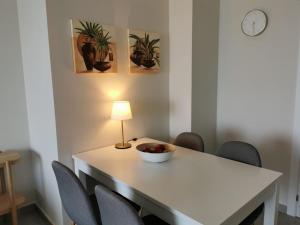 una mesa con sillas y un bol de fruta en ella en Apartment BELLA VISTA, en Los Narejos