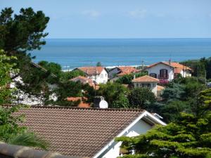 a view of a town with houses and the ocean at Appartement Ranavalo Pays Basque in Anglet
