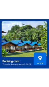 ein Screenshot einer Webseite eines Resorts mit blauem Dach in der Unterkunft Coco Loco Lodge in El Valle
