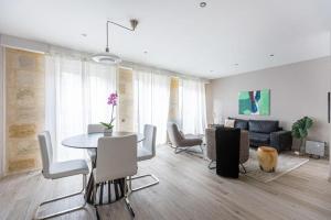 salon ze stołem i kanapą w obiekcie EasyLodge - Appartement 2 chambres Bordeaux w mieście Bordeaux