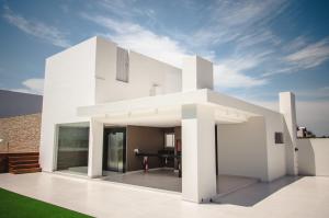 une maison blanche sur un toit avec un ciel dans l'établissement Realty PY Saravi, à Asuncion