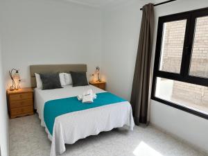 Un pat sau paturi într-o cameră la apartment arrecife beyond