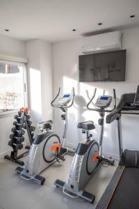 un gimnasio con varias máquinas de cardio en una habitación en Departamento a estrenar con pileta y gimnasio en Buenos Aires