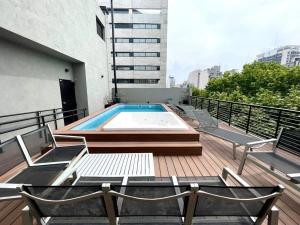 un balcón con piscina en la parte superior de un edificio en Departamento a estrenar con pileta y gimnasio en Buenos Aires