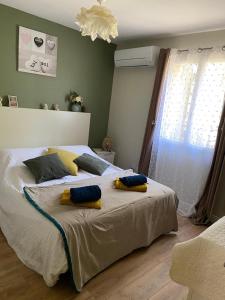 um quarto com uma cama com duas almofadas em Villa piscine et climatisation em Sauveterre
