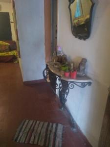 Habitación con mesa y espejo en la pared. en Casaa bella en cba capital en Córdoba