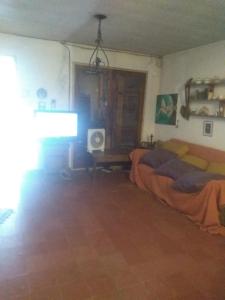 Sala de estar con cama y TV en Casaa bella en cba capital en Córdoba
