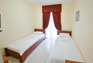 Postelja oz. postelje v sobi nastanitve Hotel Podostrog