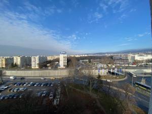 eine Stadt mit Autos auf einem Parkplatz in der Unterkunft Apart72 - Modern and Cosy in Warna