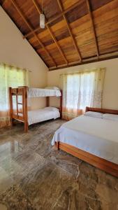 En eller flere senger på et rom på Coco Loco Lodge