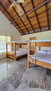 Postel nebo postele na pokoji v ubytování Coco Loco Lodge