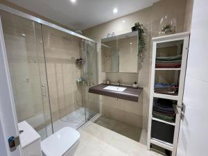 Kúpeľňa v ubytovaní BM5A, Gran ático duplex con dos terrazas cerca el mar
