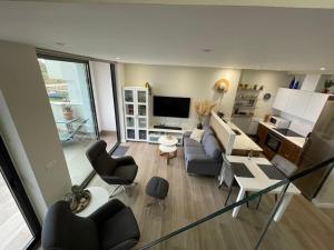 Televízia a/alebo spoločenská miestnosť v ubytovaní BM5A, Gran ático duplex con dos terrazas cerca el mar