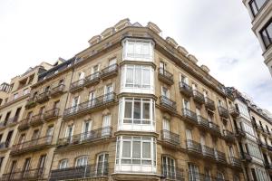 un edificio de apartamentos en París con balcones en Zubieta Playa 3 by FeelFree Rentals, en San Sebastián