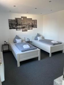 two beds sitting next to each other in a room at Appartment am Rosenplatz in Brechtorf