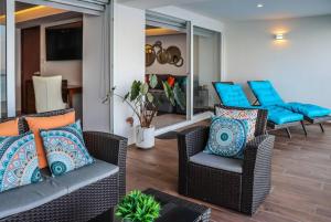 ein Wohnzimmer mit 2 Korbstühlen und blauen Kissen in der Unterkunft 2bdr, Beach front Luxury Sunset view Heated Pools /Gym in Puerto Vallarta