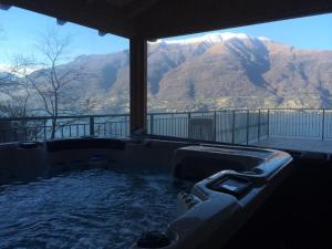 a hot tub with a view of a mountain at Residence Dorio in Dorio