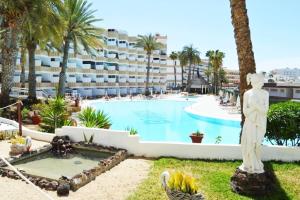 una vista della piscina del resort di koka terraced accommodation a Maspalomas