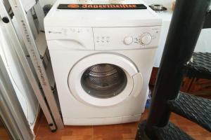 una lavatrice e un'asciugatrice bianche sedute su una scala di koka terraced accommodation a Maspalomas